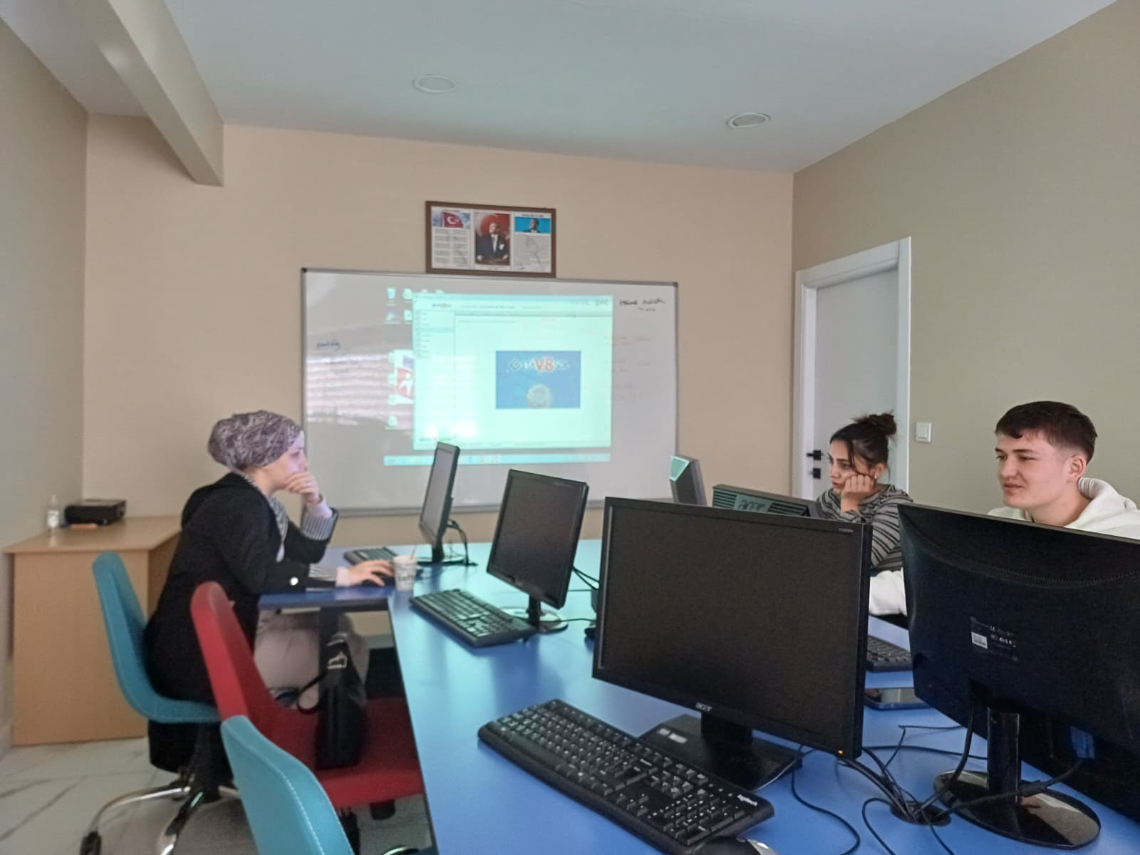 Kursiyerler projeksiyondaki ETA programının açılış ekranını izliyor
