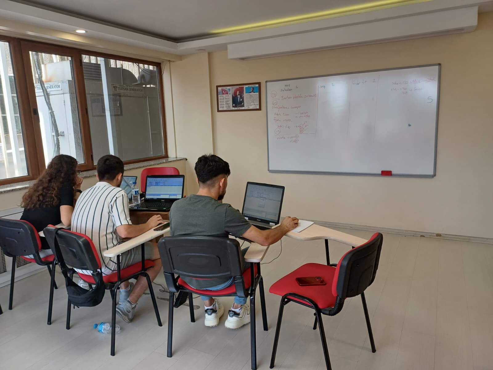 Katılımcıların Önünde Açık Muhasebe Programları